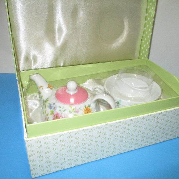 *Delton Fine Collectibles Porcelain Tea for One - Picture 1 of 15
